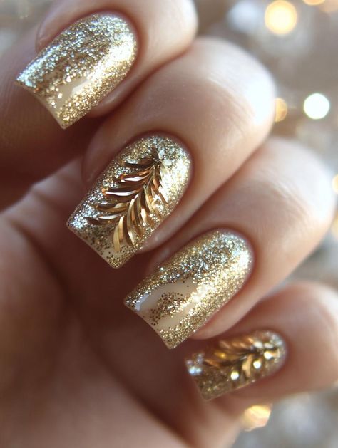 Glitter Christmas Nails 2025: Dazzling Festive Ideas for the Holiday Season Gold Christmas Nail Designs, Gold Sparkly Nails, Gold Glittery Nails, Gold Christmas Nails, Glitter Christmas Nails, Christmas Nail Trends, 9 Inch Nails, Holiday Nails Glitter, Glitter Gradient Nails