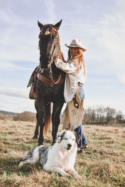 Cowgirl Senior Pictures, Equine Photography Poses, Western Photo Shoots, Horse Senior Pictures, Horse And Dog, Horse Photography Poses, Foto Cowgirl, Pictures With Horses, Western Photoshoot