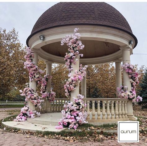 Wedding Venue Bloxburg, Bloxburg Wedding Venue Ideas, Pavillion Ideas, Outdoor Wedding Gazebo, Wedding Aisle Decorations Outdoor, Gazebo Wedding Decorations, Outdoor Wedding Backdrops, Bloxburg Town, Floral Backdrops