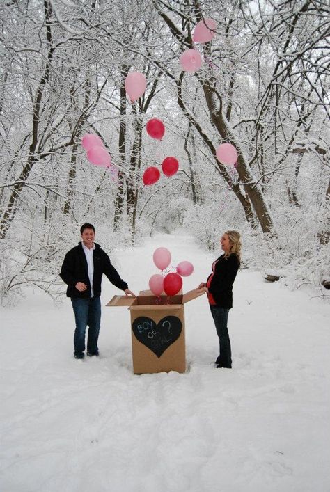 Gender reveal with balloons Gender Reveal With Balloons, Baby Announcement Winter, Winter Pregnancy Announcement, Gender Reveal Photo Shoot, Gender Reveal Pictures, Winter Pregnancy, Christmas Gender Reveal, Gender Reveal Announcement, Gender Reveal Photos