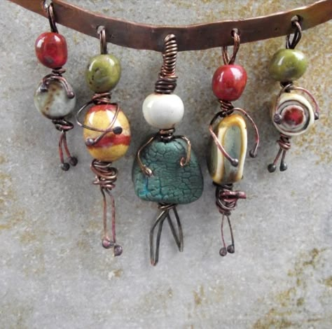 Tiny bead people pendants Diy Armband, Wire Crafts, Paper Beads, Diy Schmuck, Beads And Wire, Wire Art, Jewelry Projects, Jewelry Tutorials, Bead Crafts