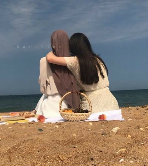 Hijabi And Non Hijabi Friend Duo, Hijab And Non Hijab Friends, Photos Bff, Bff Poses, Ulzzang Korea, Dear Best Friend, Girls F, Cute Disney Pictures, Hijabi Aesthetic