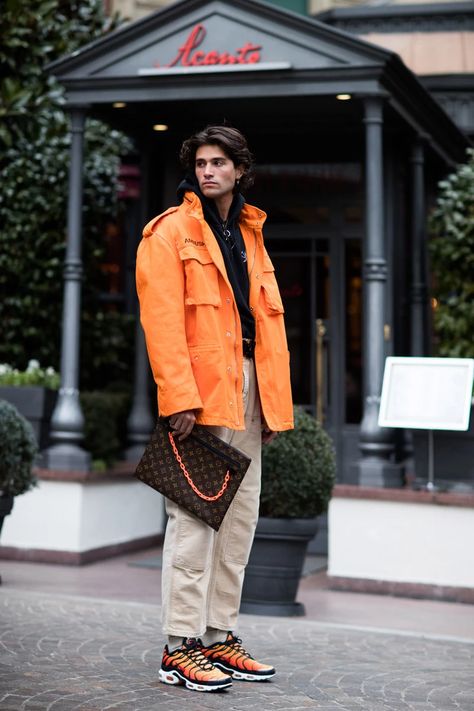 Men Street Look, Orange Streetwear, Street Wear Outfits, Milan Street Style, Orange Hoodie, Orange Outfit, Street Fashion Men Streetwear, Style Hoodie, Hoodie Outfit