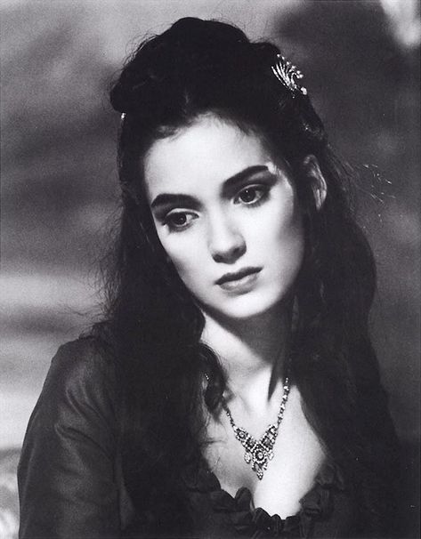 𝔥𝔬𝔯𝔯𝔬𝔯𝔤𝔯𝔞𝔭𝔥𝔰☾ on Twitter: "Winona Ryder as Mina Harker in Bram Stoker’s Dracula ✧… " Winona Ryder 90s, Mina Harker, Uk Icon, Winona Forever, Bram Stoker's Dracula, Bram Stoker, Katie Mcgrath, Winona Ryder, Celebrity Portraits