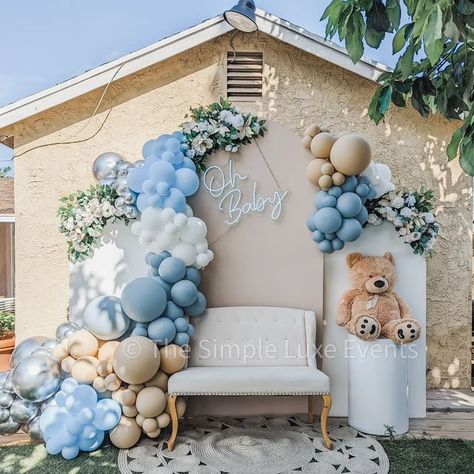 Balloons & Rentals | Designer on Instagram: "Oh Baby, this teddy bear baby shower backdrop is a fan favorite 🤍 Teddy bear themes are still on the rise and this re-creation of a backdrop we did last year comes up in many inquiries. Though we love to change things up, our returning client knew this was what caught her eyes and wanted to bring it home 🙌. Boy or girl? You can't go wrong with a teddy bear party 🧸. Direct message us today to start your party planning @thesimpleluxeevents . . . . . Baby Shower Backdrop Ideas Boys, Silver Balloon Arch, Baby Shower Arch Backdrop, Baby Shower Photo Backdrop, Blue Baby Shower Decorations, Teddy Bear Baby Shower Theme, Bear Baby Shower Theme, Idee Babyshower, Baby Shower Theme Decorations