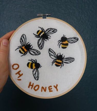 Honeybee Hand Embroidery, Bee Embroidery Pattern Free, Bumblebee Embroidery, Embroidered Insects, Flower Stitches, Embroidery Bunny, Fun Embroidery, Crochet Baby Costumes, Kantha Cushions