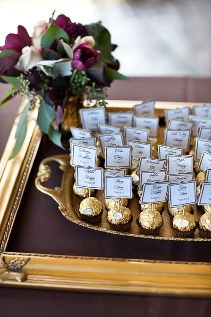 10 ideas originales para BODAS DE ORO | Espacio Novias Wedding Favor Table, Fest Temaer, Card Table Wedding, Wedding Details Card, Gold Wedding Decorations, Wedding Favors Cheap, Diy Valentine, Favors Diy, Diy Wedding Favors