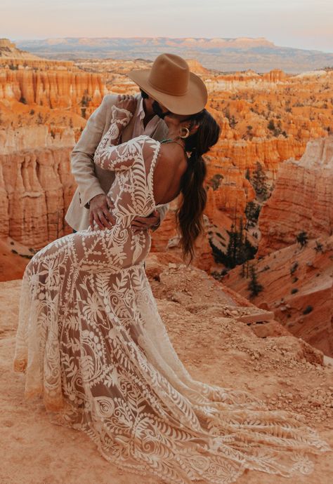 Boho Wedding Photoshoot, Western Wedding Elopement, Badlands Wedding, Badlands Elopement, December Pics, Western Photo Shoot, Dove Wedding, Western Elopement, Western Couple Photoshoot