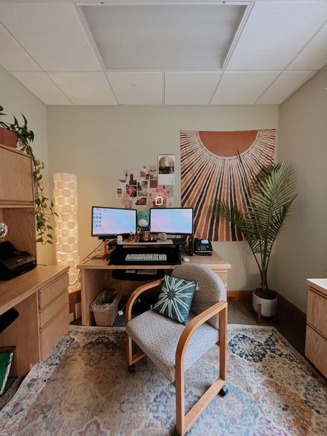 Boho Office Cubicle, Zen Office Decor Ideas Work Spaces, Boho Therapy Office, Boho Office Decor Cubicle, Boho Office Decor At Work, Boho Office Space Workspaces, Female Home Office, Therapist Office Design, Zen Office Decor