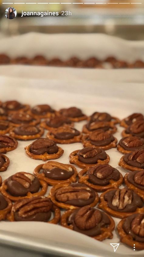 Pretzel, Rolo, Pecan treats (from Joanna Gaines ) Joanna Gaines Christmas, Joanna Gaines Recipes, Christmas Candy Easy, Favorite Holiday Desserts, Diy Christmas Candy, Desserts Ideas, Favorite Cookie Recipe, Holiday Dessert Recipes, Christmas Candy Recipes