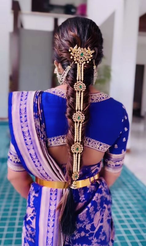 Hairstyles For Reception Indian, Diy Hair Diffuser, Pelli Jada, Hairstyles For Reception, Jada Designs, Jada Billalu, Hair Flowers Diy, Gold Jada, Half Saree Ceremony