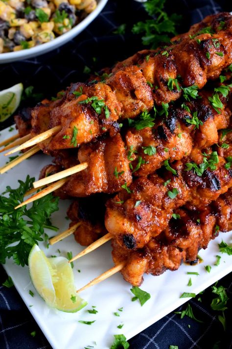 Dry Rub Grilled Chicken, Grilled Chicken Skewers, Food On Sticks, Kabob Recipes, Diner Recept, Ras El Hanout, Kebab Recipes, Chicken Skewers, Dry Rub