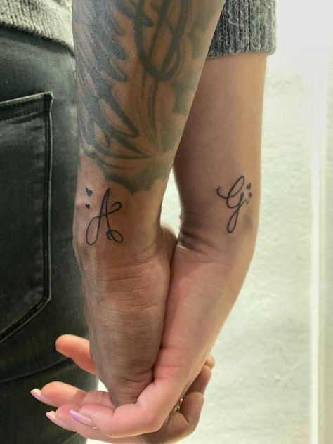 Initial Couple Tattoos, Pretty Initial Tattoos, Cute Matching Tattoos For Couples Simple, Matching K Tattoos, Initial Tattoo Husband And Wife, Couples Tattoos Initials, Tattoos For Women Names Husband, Tattoo Idea For Boyfriend, Her Name Tattooed On Him