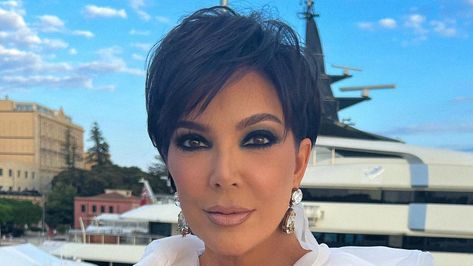 Kris Jenner Plastic Surgery, Kris Jenner Hair, Kris Jenner Style, Smoky Eyeliner, Bad Plastic Surgeries, Unedited Photos, Makeup Free, Real Skin, Her Makeup