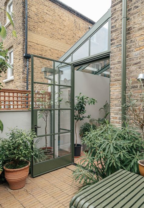 Kitchen Tour: A Gorgeous Extension With a Leafy Glasshouse Feel | Houzz UK Small Orangery Extension, Small Orangery, Glass Box Extension, Conservatory Extension, Orangery Extension, Victorian Terrace House, Kitchen Tour, Side Return, Glass Extension