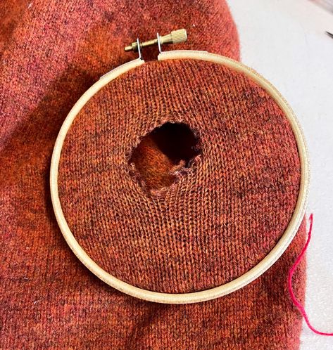 darning sweater Creative Sweater Mending, Mending Hole In Sweater, Creative Darning Ideas, Sweater Patches Diy, Creative Mending Ideas, Visible Mending Sweater, Mending Sweaters, Knit Mending, Sock Mending