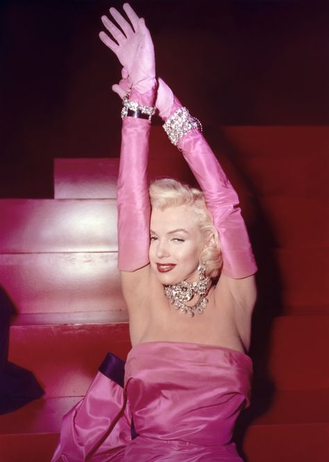 Powerful in pink: The most iconic pink dresses on the big screen Marilyn Monroe Diamonds, Klasik Hollywood, Mert And Marcus, Photo Rose, Tout Rose, Mode Rose, Vestidos Color Rosa, Pink Strapless Dress, Gentlemen Prefer Blondes