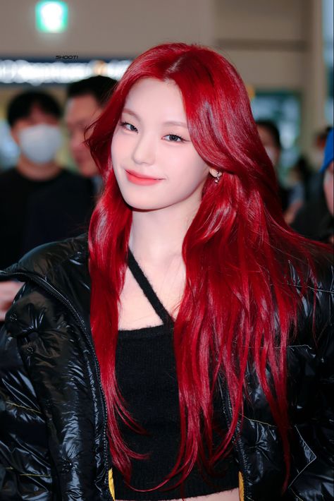 Red Hair Kpop, Red Hair Outfits, Cherry Red Hair, Disney Princess Artwork, Hwang Yeji, Hair Icon, Go Red, Pretty Photos, Korean Celebrities