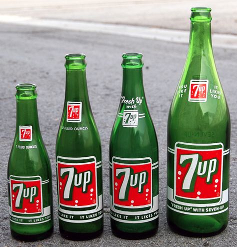 Vintage 7up Vintage Soda Bottles, Cake Stand Ceramic, 7 Up, Old Advertisements, Vintage Packaging, Vintage Bottles, Old Bottles, Soda Bottles, Vintage Memory