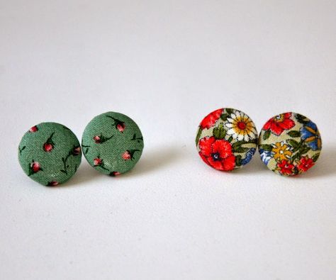 Diy Earrings Studs, Make Your Own Buttons, Trash To Couture, Diy Jewelry Earrings, Cheap Earrings, Diy Jewelry Unique, Fabric Earrings, Diy Buttons, Bar Stud Earrings