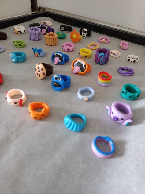 Things To Make Out Of Oven Bake Clay, Kawaii Clay Rings, Easy Clay Rings, Things To Make With Oven Bake Clay, Oven Dry Clay Ideas, Air Dry Clay Rings, Diy Clay Rings, Rings Clay, Easy Clay Sculptures