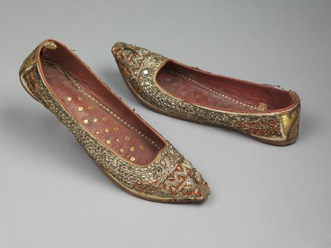 Shoes Place, Indian Shoes, Art Shoes, Mughal Paintings, Mughal Empire, Silver Tinsel, Shoe Making, Punjabi Jutti, Indian Men Fashion