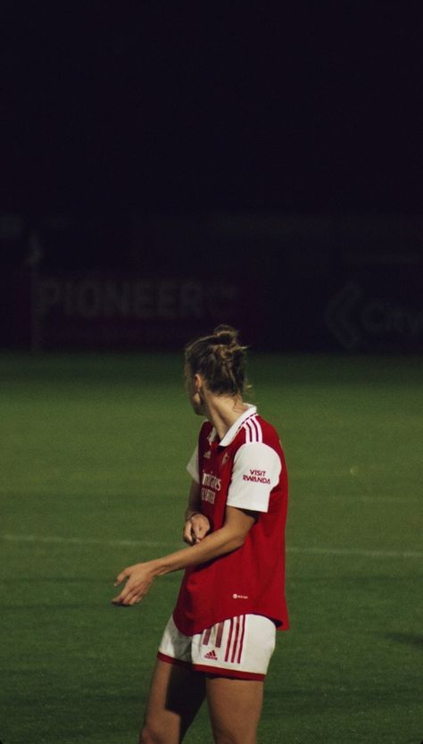 Viv Miedema, Arsenal Wfc, Football Pics, Arsenal Ladies, Football Pictures, Womens Football, Mead, Pretty Pictures, Football Players