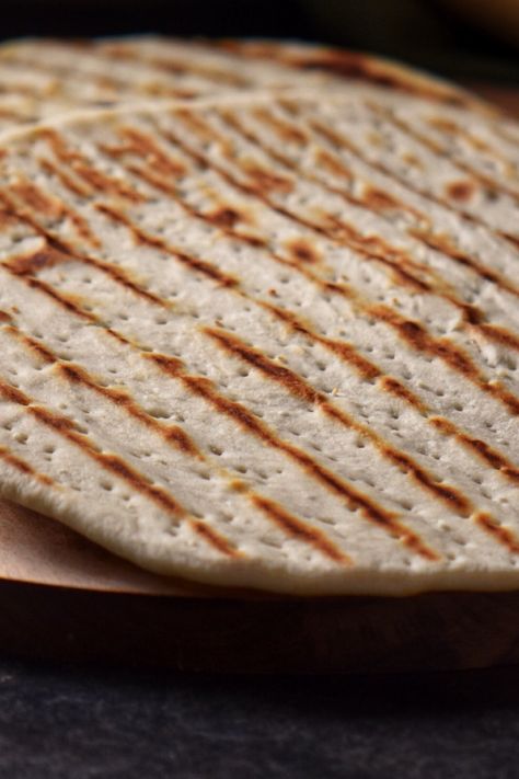 Piadina - You won't believe how easy it is to make this no yeast Italian flatbread. #piadina #Italianrecipe #Italianflatbread Italian Flat Bread Recipe, Piadina Recipe, Passata Sauce, Italian Flat Bread, Unleavened Bread Recipe, Italian Flatbread, Italian Soups, Savory Bread Recipe, Traditional Irish Soda Bread