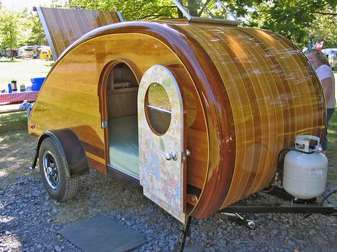 Very cute wooden Teardrop camper caravan Lightweight Camper Trailer, Teardrop Camper For Sale, Diy Teardrop Camper, Diy Teardrop Trailer, Teardrop Trailer Plans, Lightweight Campers, Teardrop Camper Plans, Camper Trailer For Sale, Teardrop Camper Trailer