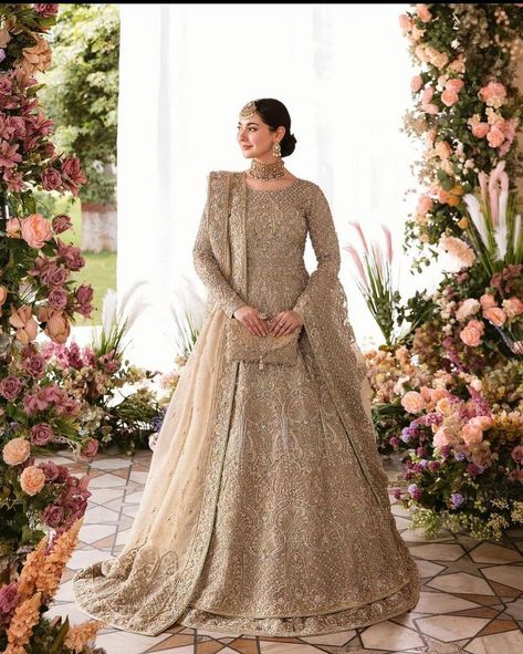 Golden Bridal Lehenga, Bridal Party Dress, Indian Wedding Dresses, Embroidery Clothes, Indian Wedding Gowns, Walima Dress, Suit Outfit, Bridal Dresses Pakistan, Pakistani Wedding Dress