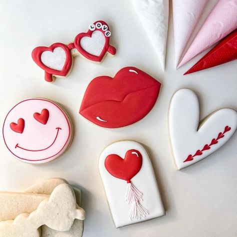 Cookies To Decorate, Valentines Day Sugar Cookies, Valentine Cookies Decorated, Icing Transfers, Valentines Cookies, Valentine Sugar Cookies, Valentines Baking, Decorate Cookies, Royal Iced Cookies