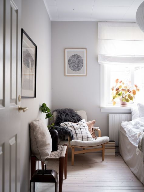 Scandinavian Traditional Bedroom, Swedish Bedroom Scandinavian Style, Scandinavian Single Bedroom, Scandi Rustic Bedroom, Swedish Style Bedroom, Scandinavian Bedroom Blankets, Swedish House Interior, Cozy Scandinavian Bedroom, Bedroom Scandinavian Style