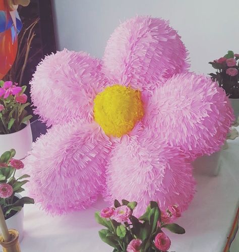 Piñata Making Ideas, Diy Easter Pinata, Flower Piñatas Ideas, Wildflower Pinata, Homemade Pinata Ideas, Flower Pinata Diy, Pinata Ideas For Teens, Cute Pinata Ideas, Cute Pinatas