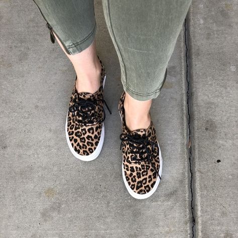 Leopard Print Vans! Outfits Con Vans, Vans Animal Print, Leopard Print Vans, Cowgirl Boots Wedding, Perfect Wedding Shoes, Wedding Shoes Comfortable, Wedding Boots, Bride Shoes, Dc Shoes