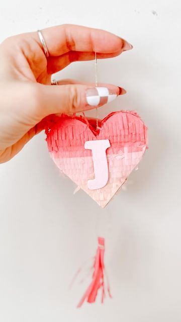 𝓜𝓮𝓵𝓪𝓷𝔂 Afara | Tiny Trends By MA on Instagram: "An easy way to personalize anything! I love this idea for party favors, table settings, and gift basket tags. I’ve even used it for cake toppers. Also how cute are these heart mini piñatas from @lemonadepartybox ….follow along to see how we use them. More details below ⬇️ . Wooden letter are from @dollar_tree_canada Paint @michaelsstores Heart piñatas @lemonadepartybox @merimeriparty Dishcloth @homesense.winners.fabfinds" Mini Pinatas Template, Mini Pinata Template, Small Pinata Ideas, Pinata Ideas For Teens, Valentine Pinata, Piñata Letters, Tiny Pinata, Diy Mini Pinata, Mini Pinatas Favors