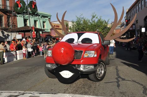 Christmas Car Decorations, Christmas Parade Floats, Holiday Parades, Baby Boy Cakes, Traditional Colonial, Car Decorations, Colonial Christmas, Christmas Float Ideas, Parade Float