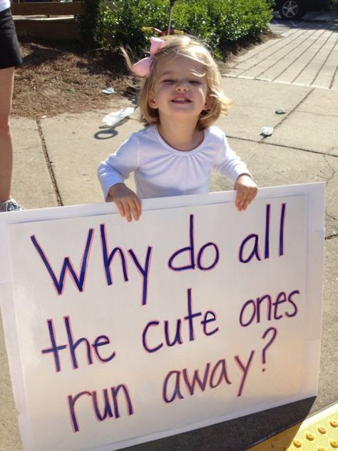 Why do all the cute ones run away? Funny Running Pictures, Running Race Signs, Marathon Signs, Running Signs, Running Funny, Marathon Posters, Cheer Posters, Running Posters, Fitness Humor