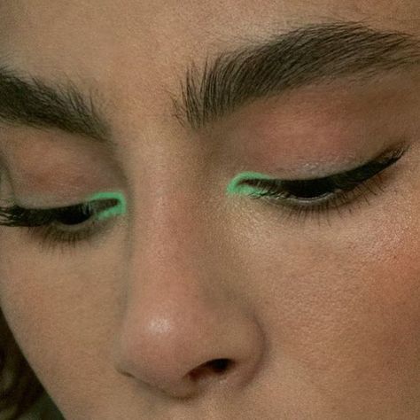 Neon green inner eye corner highlight. Editorial Make-up, Matte Make Up, Smink Inspiration, Beauty Make-up, Makijaż Smokey Eye, Kesha, Editorial Makeup, Makeup Goals, Her Eyes