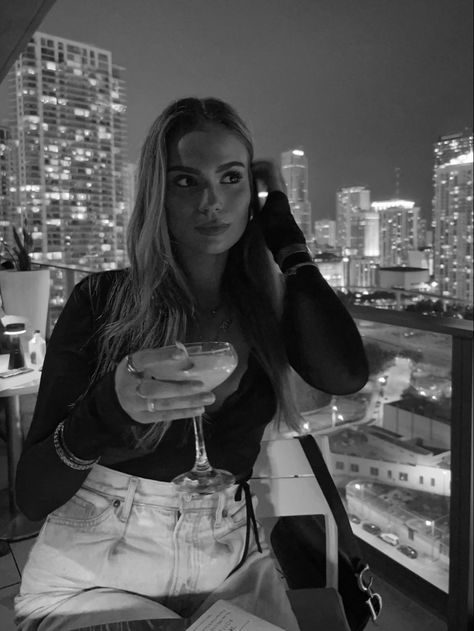 #miami #city #rooftop #rooftopbar Rooftop Bar Picture Ideas, Rooftop Bar Pictures, Rooftop Picture Ideas, Rooftop Pictures, Roof Top Cafe, City Rooftop, Vacay Pics, Rooftop Photoshoot, City Pics