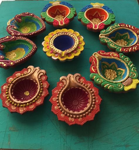 Clay diya painting with acrylic colours Clay Diya Painting Ideas, Diva Painting Diwali, Diva Decoration For Diwali, Simple Diya Paintings For Diwali, Painted Diyas For Diwali, Clay Diya Decoration Ideas Creative, Painting Diyas For Diwali, Diyas Painting Ideas, Diya Designs Diwali