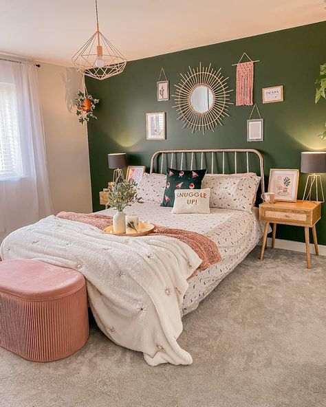 Green Girls Bedroom Ideas, Sage Boho Bedroom, Green Teen Bedroom, Pink And Green Bedroom Aesthetic, Teen Bedroom Green, Girls Bedroom Green, Green Girls Rooms, Mirror Bedroom Decor, Green Bedroom Decor