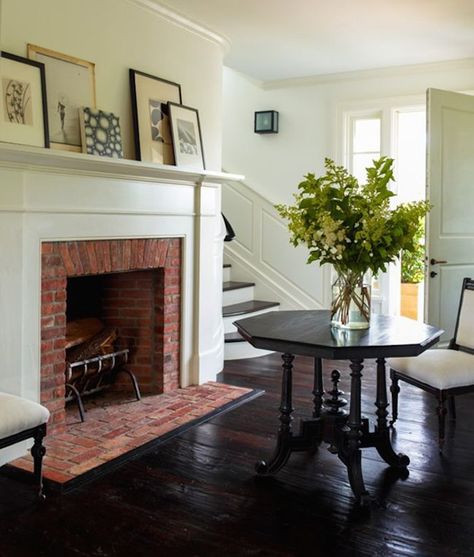 3 guaranteed beautiful ways to style your mantelpiece [ideal for renters] | Fifi McGee | A Brighton interior + lifestyle blog Colonial Molding And Trim, Sawyer Berson, Modern Fireplaces, White Fireplace, Traditional Fireplace, Fireplace Hearth, Home Fireplace, Fireplace Makeover, Street Market