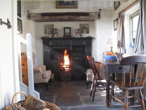 Small Cottage Kitchen Ideas, Irish Cottage Interiors, Small Cottage Kitchen, Castle Estate, English Interior, Irish Cottage, Casa Country, Cottage Kitchens, Cottage Interiors