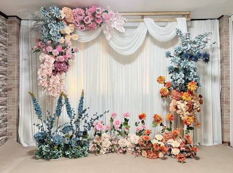 Backdrop Lamaran Simple, Dekor Engagement, Dekor Lamaran, Decoration Engagement, Floral Backdrops, Happy Birthday Today, Bride Dress Simple, Simple Wedding Decorations, Wedding Backdrop Design