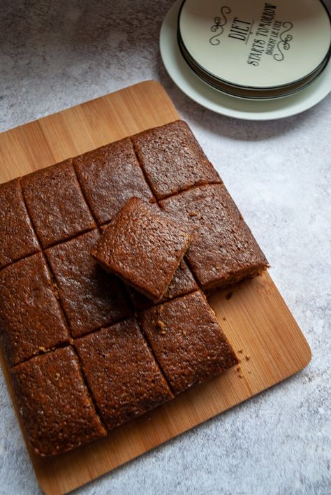 Parkin Recipes, Sticky Ginger Cake, Gingerbread Cake Recipe, Cookies Halloween, Tray Bake Recipes, Ginger Cake, Gingerbread Recipe, British Baking, Gingerbread Cake