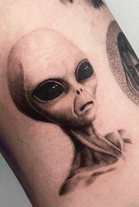 Alien Tattoo Realistic, Grey Alien Tattoo, Realistic Alien Tattoo, Simple Realism Tattoo, Alien Tattoo Ideas, Alien Tattoos, Third Eye Tattoos, Ufo Tattoo, Animal Sleeve Tattoo