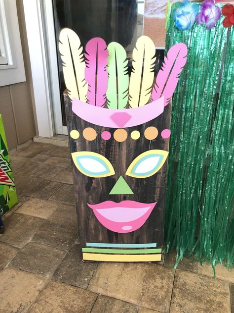 Luau Christmas Party Decorations, Diy Hawaiian Party Decorations, Diy Tiki Decorations, Luau Diy, Adult Luau Party, Tiki Party Ideas, Hawai Party, Hawaii Decorations, Hawaiian Decorations