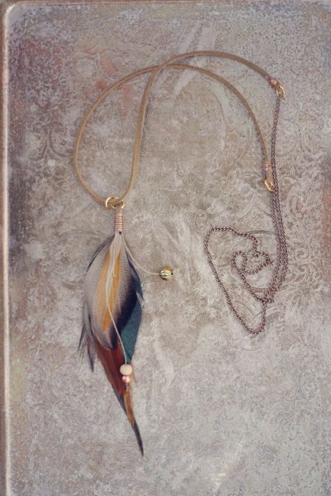 Feather Necklace Diy, Feather Earrings Diy, Quinceanera Jewelry, Feather Necklace, Feather Crafts, Diy Clothes Life Hacks, Feather Jewelry, Clay Jewelry Diy, Necklace Simple