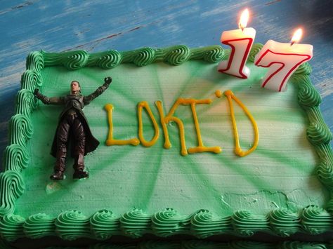 Loki'd birthday cake!<-what i wanted my seventeenth birthday cake to look like... sadly all Loki figures were no where to be found.... i was Loki-less.... Loki Cake, Loki Party, Lumberjack Birthday Party Food, Frozen Birthday Party Invites, Marvel Party, Happy Birthday Cards Diy, Birthday Sheet Cakes, Happy Birthday Vintage, 1st Birthday Photoshoot