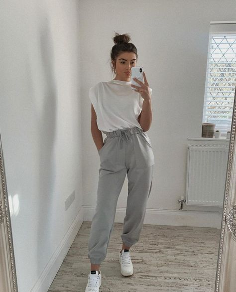 White Joggers Outfit, White Joggers, Joggers Outfit, Stylish Work Attire, Spring Outfits 2022, Scuba Fabric, Tomboy Outfits, Tomboy Style Outfits, Early Spring Outfits